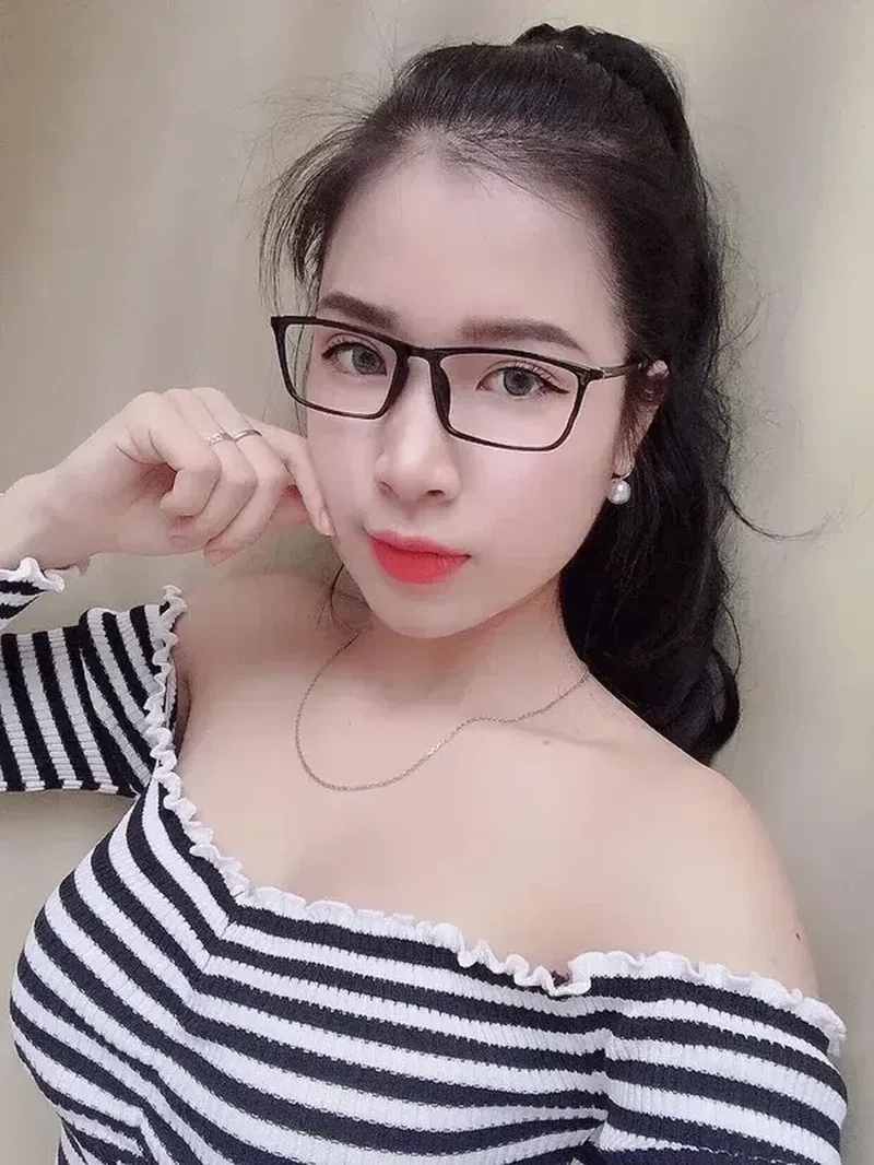 Gái xinh tóc dài đeo kính cute, dễ thương và thanh lịch