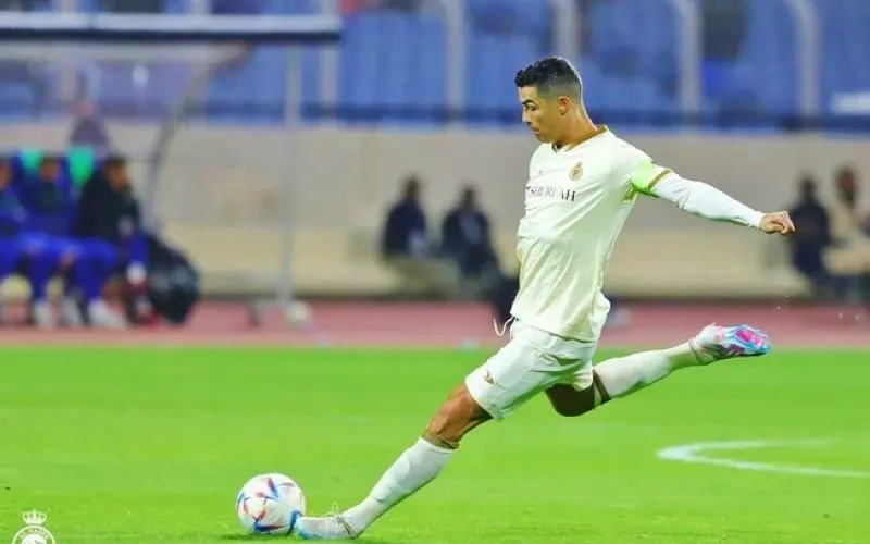 Hình nền cầu thủ bóng đá Ronaldo sẽ giúp bạn thể hiện tình yêu vô bờ bến với huyền thoại bóng đá thế giới.