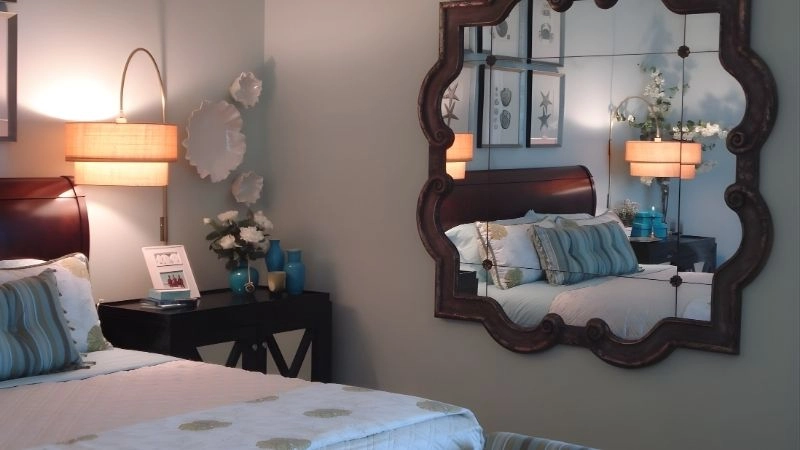 Gương soi chiếu thẳng vào giường ngủ gây mộng mị