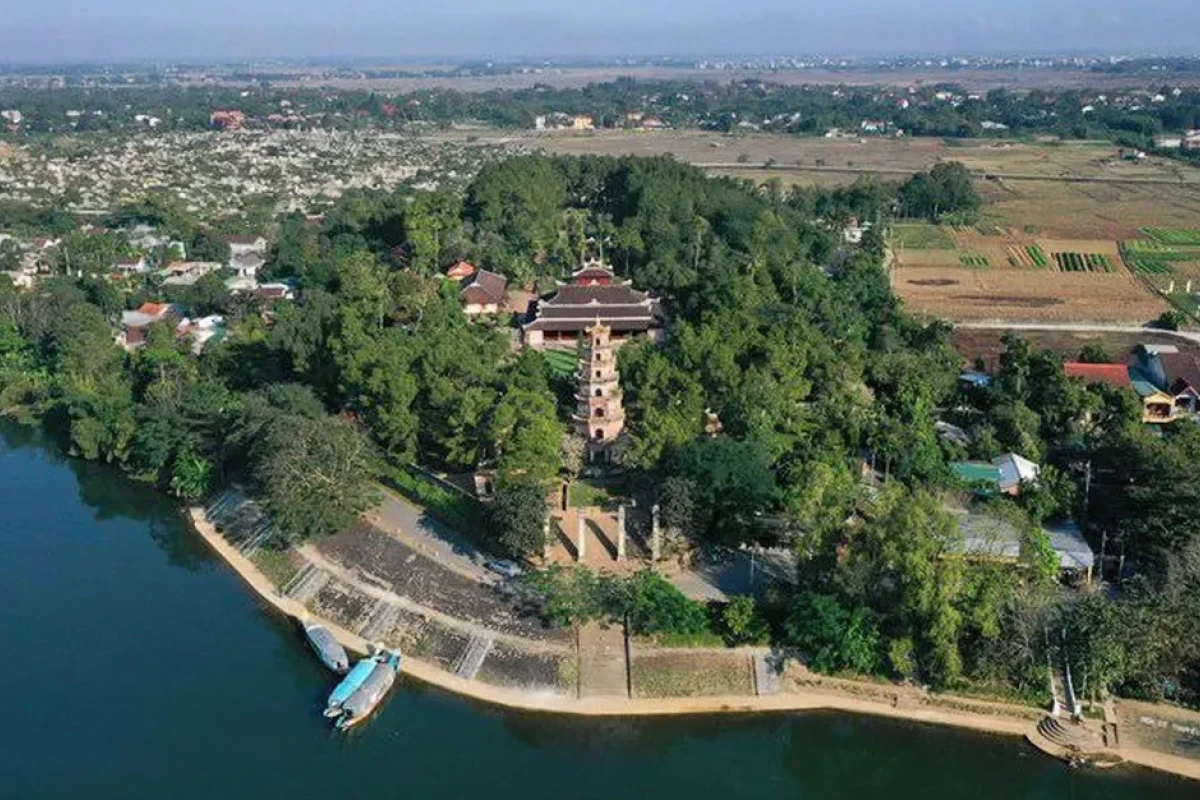 Chùa Thiên Mụ - Biểu tượng linh thiêng bên dòng sông Hương