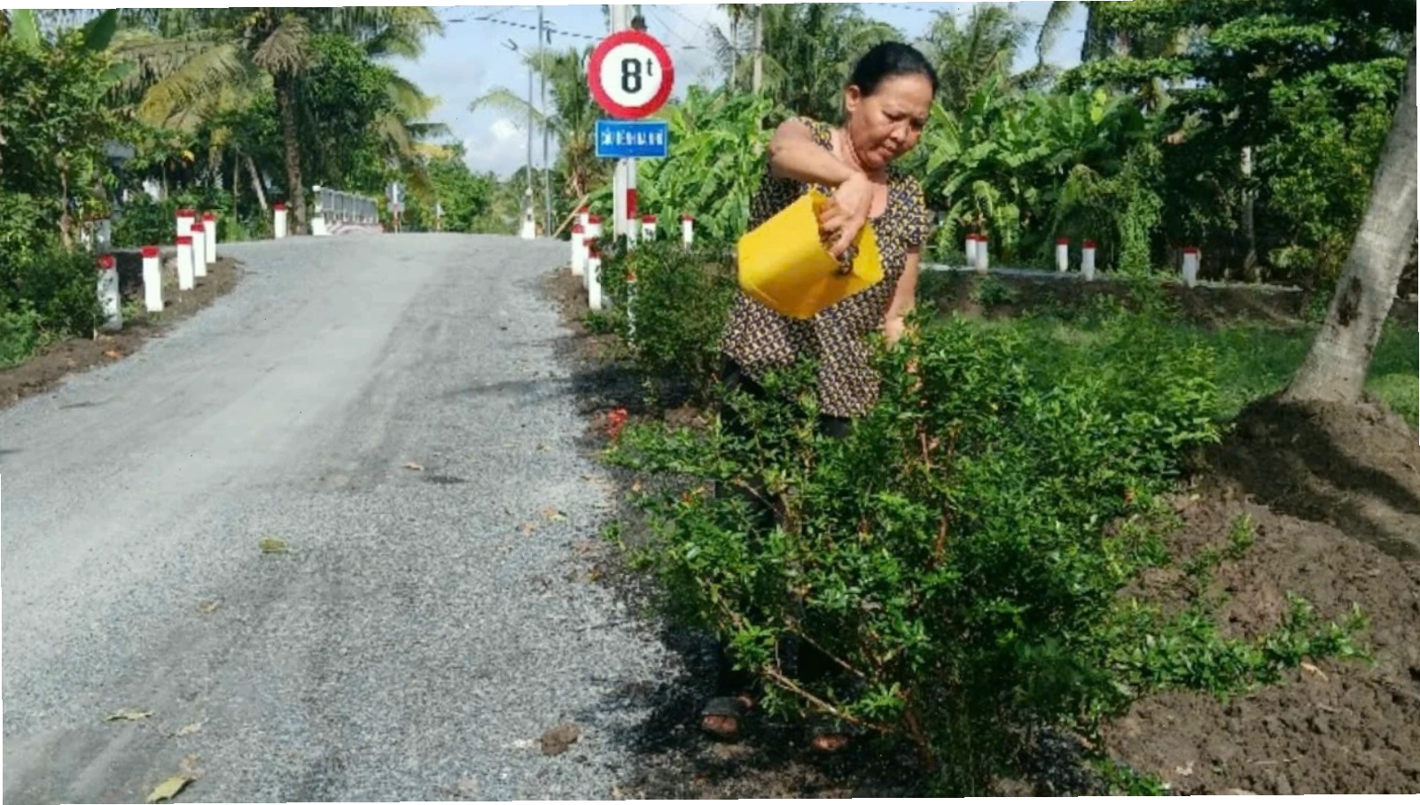 Bà con Khmer Châu Điền chăm sóc hoa kiểng trước nhà