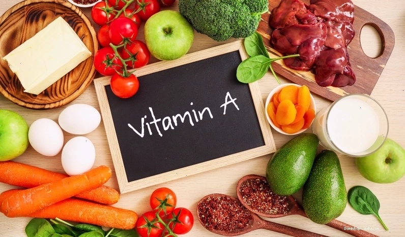 Bác sĩ đang khám mắt cho bệnh nhân