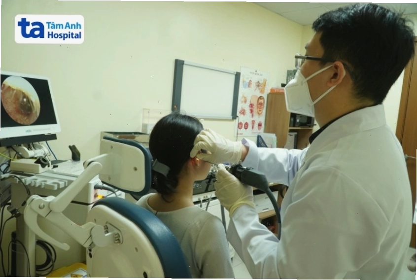 Bác sĩ đang khám tai cho bệnh nhân bằng dụng cụ chuyên dụng