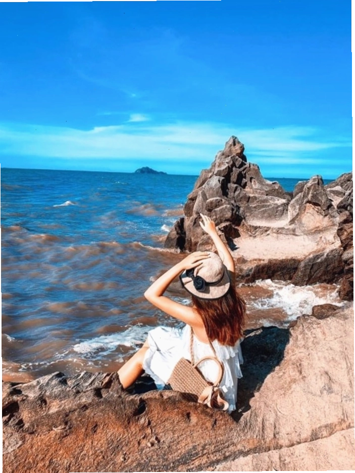 Bãi đá gần Chùa Bụt Hải Tiến thu hút du khách