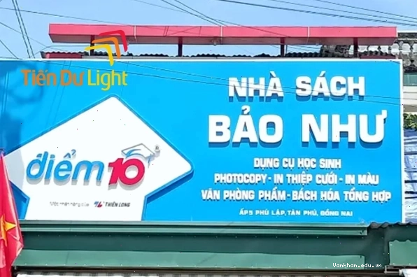 Bảng hiệu nền xanh dương chữ đỏ nổi bật