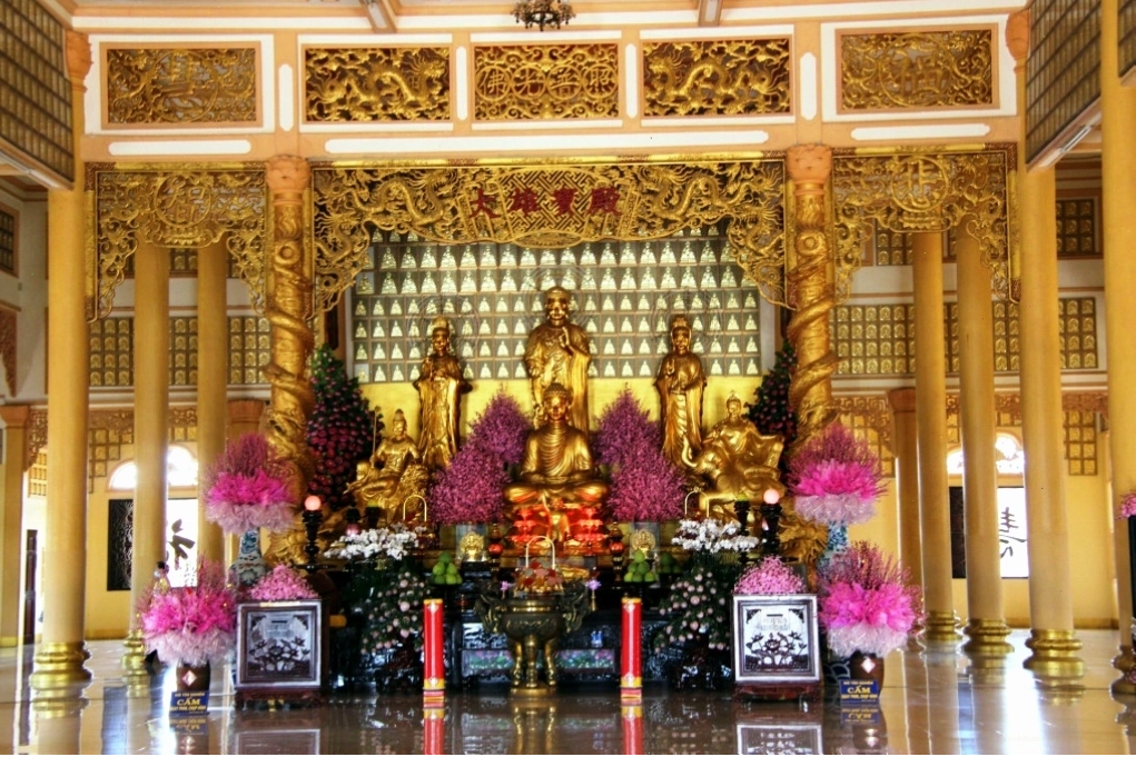 Bên trong chánh điện Chùa Đại Tòng Lâm với các pho tượng trang nghiêm