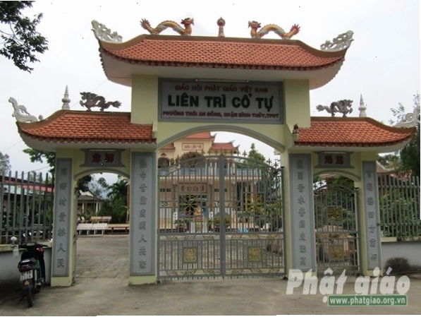 Bên trong Chùa Liên Trì với các pho tượng Phật cổ kính và không gian trang nghiêm