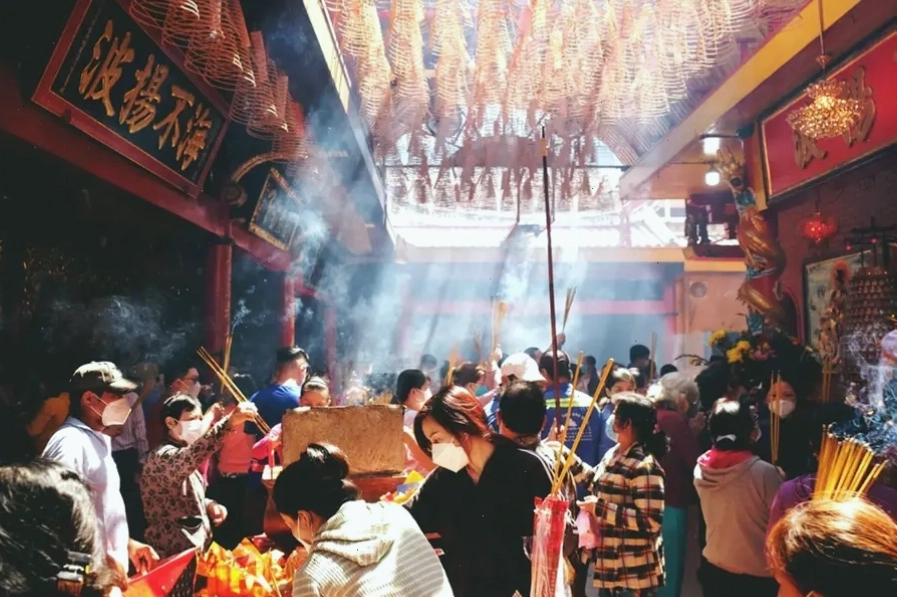 Bên trong Chùa Quan Âm với nhiều tượng Phật và đồ thờ cúng
