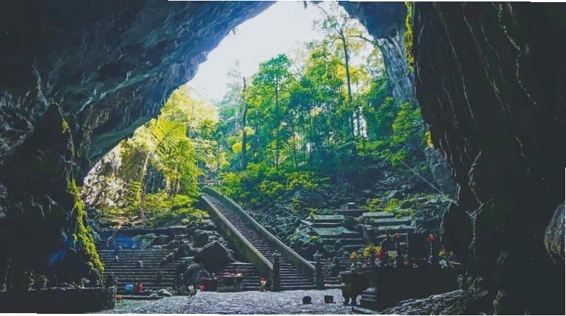 Bên trong động Hương Tích