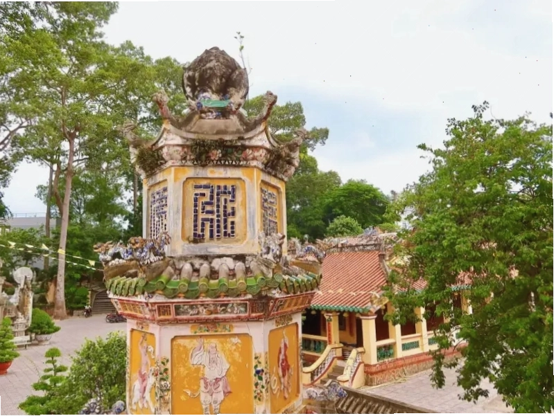 Các bảo tháp trong khuôn viên chùa Hội Khánh
