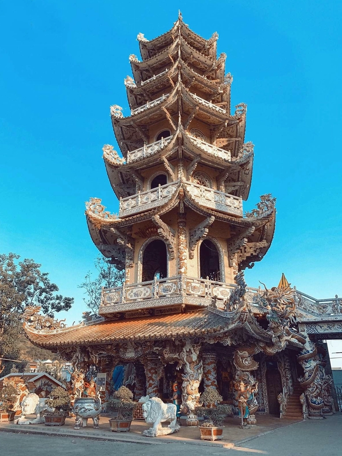 Các họa tiết khảm sành sắc nét trên tường chùa