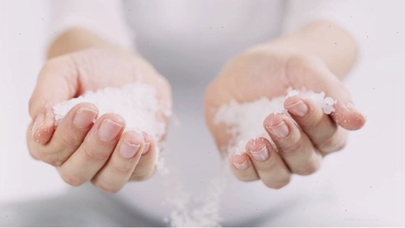 Cách rải muối thanh tẩy nhà mới