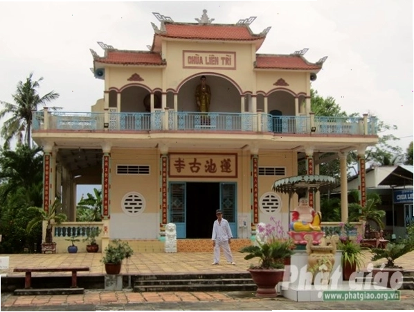 Cận cảnh ban thờ tại Chùa Liên Trì, nơi trang nghiêm và thanh tịnh