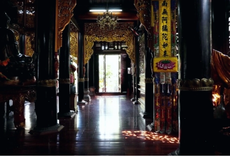 Cận cảnh các họa tiết chạm khắc tinh tế trên Chùa Sùng Đức