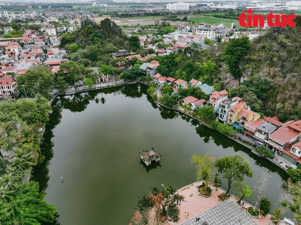 Cận cảnh kiến trúc nhà thủy đình với các chi tiết chạm khắc tinh xảo