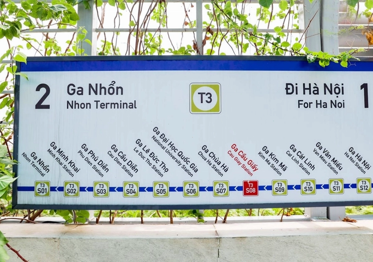 Cận cảnh một đoàn tàu metro hiện đại trên đường ray tại Hà Nội