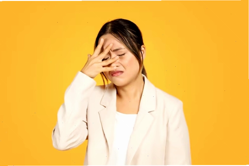 Căng thẳng và mệt mỏi là nguyên nhân phổ biến gây giật mí dưới mắt phải