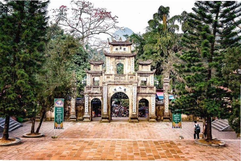 Cảnh quan hùng vĩ của quần thể Chùa Hương Hà Nội