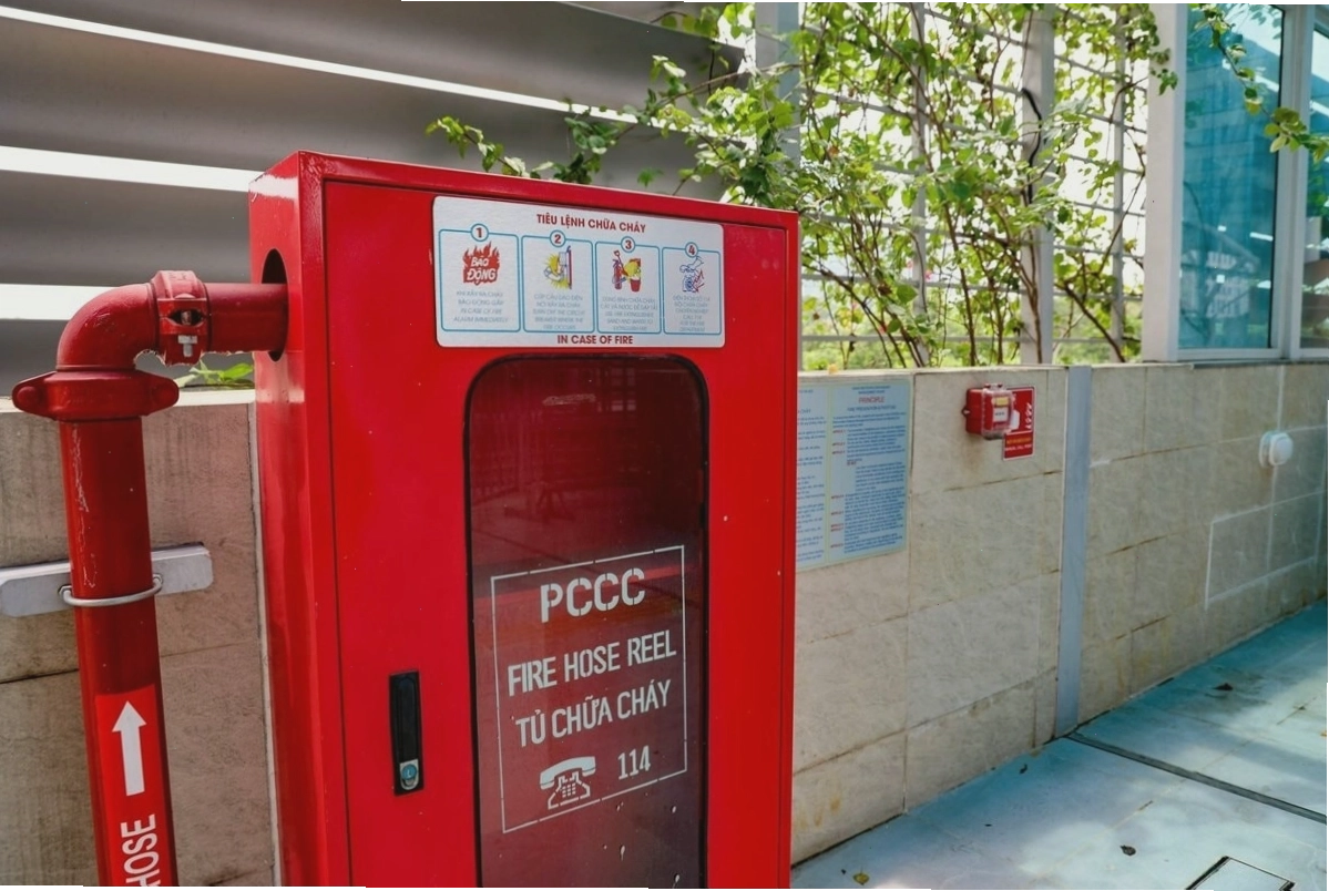 Cảnh quan kiến trúc hiện đại xung quanh nhà ga metro