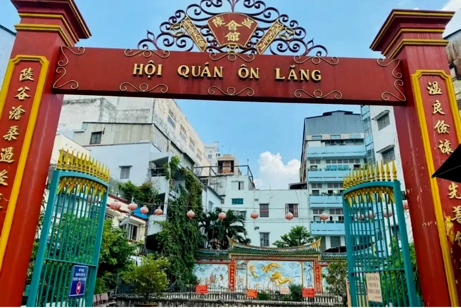 Cảnh quan thanh tịnh bên ngoài Chùa Quan Âm
