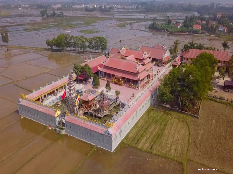 Cảnh quan thiên nhiên hùng vĩ xung quanh khu vực chùa