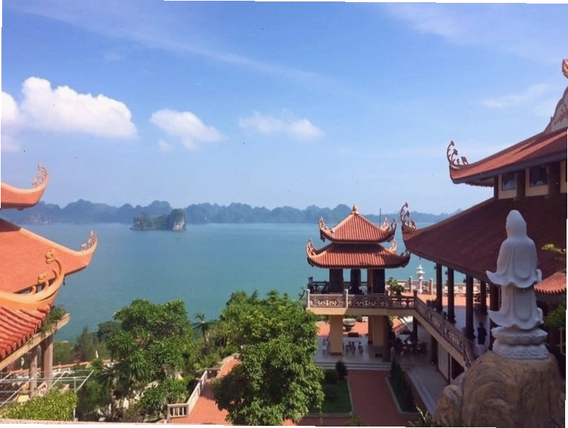 Cảnh quan thiên nhiên xanh mát bao quanh các ngôi chùa