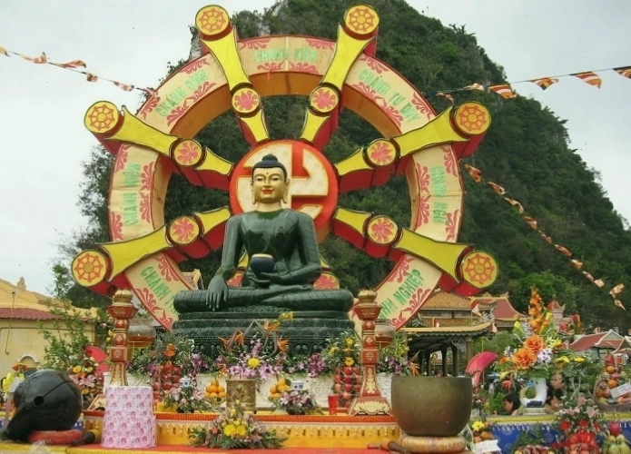 Cảnh quan xanh mát bao quanh chùa