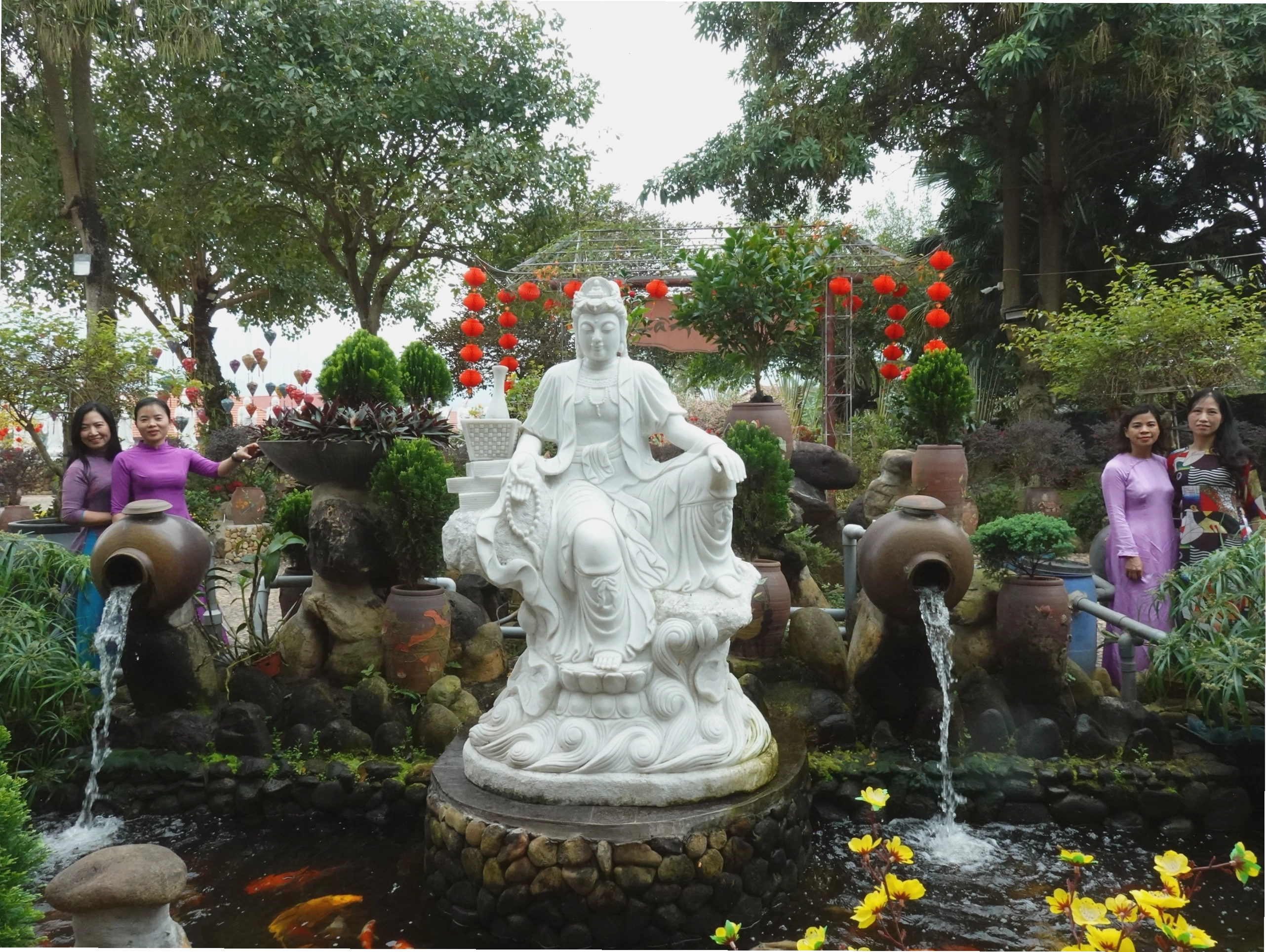 Cảnh quan xanh mát bao quanh Chùa Thanh Lanh