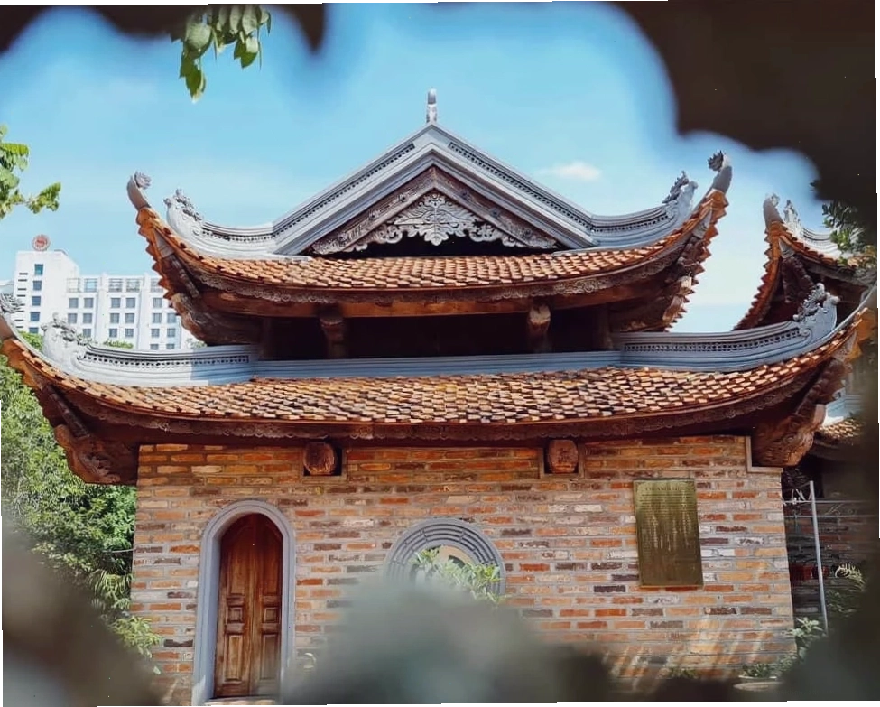 Cảnh quan xanh mát với cây cổ thụ quanh chùa Kim Liên