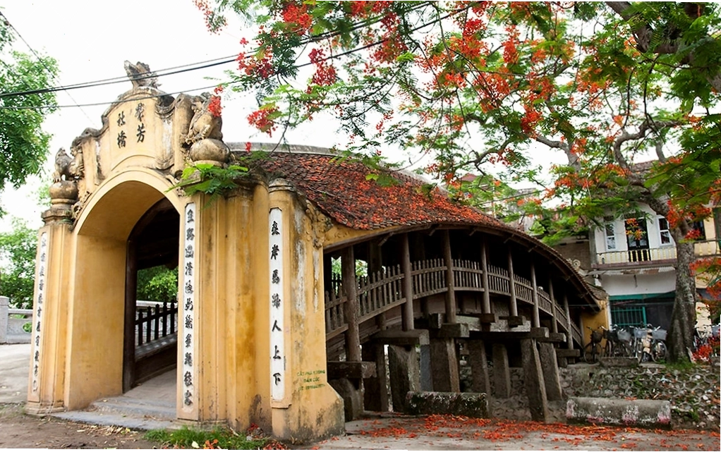 Cầu ngói nổi tiếng trong không gian du lịch Việt Nam
