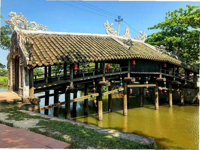 Cầu ngói Thanh Toàn thơ mộng bên dòng nước ở Huế
