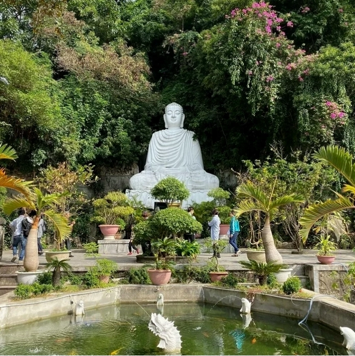 Cầu thang dẫn lên chùa