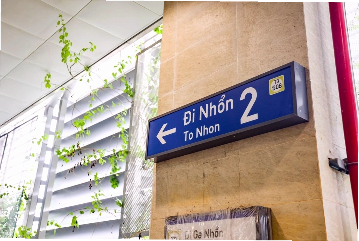 Cầu vượt cho người đi bộ kết nối với nhà ga metro