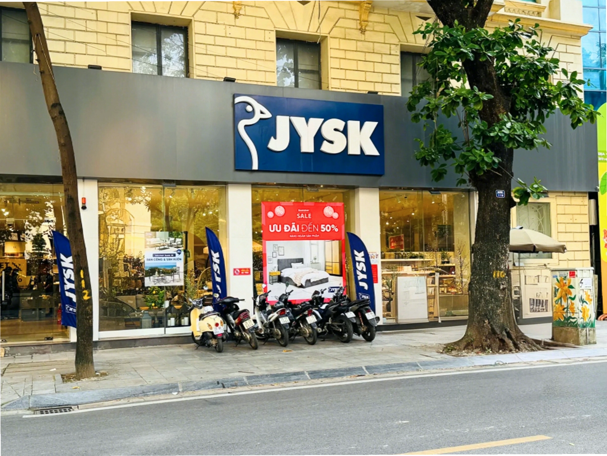 Cây cảnh và đồ trang trí tại cửa hàng JYSK