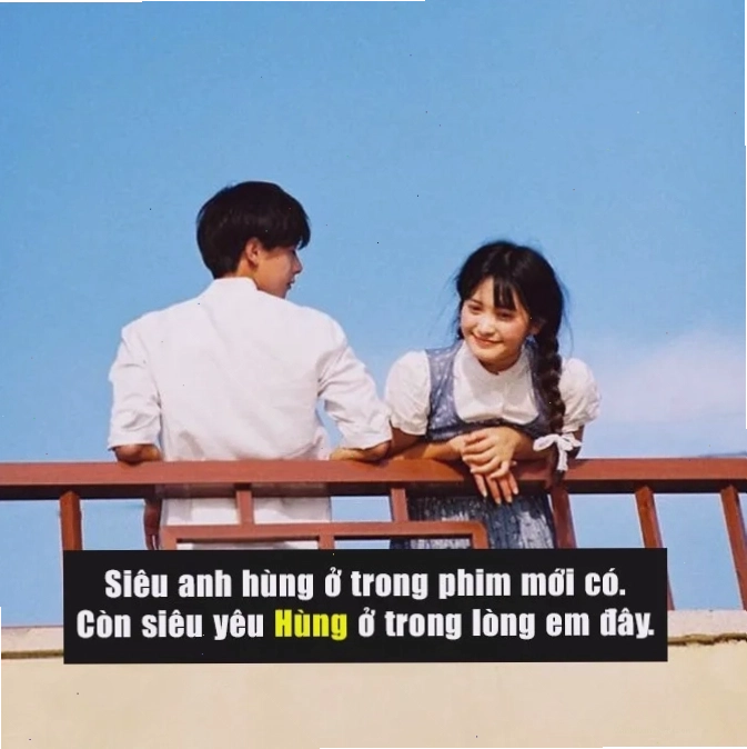 Chàng trai đang cười khi nhận được tin nhắn thả thính