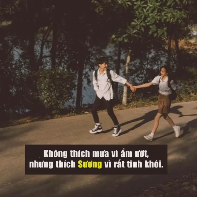 Chàng trai và cô gái đang cười nói vui vẻ