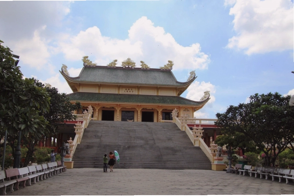 Chánh điện chùa Đại Tòng Lâm Vũng Tàu nhìn từ bên ngoài
