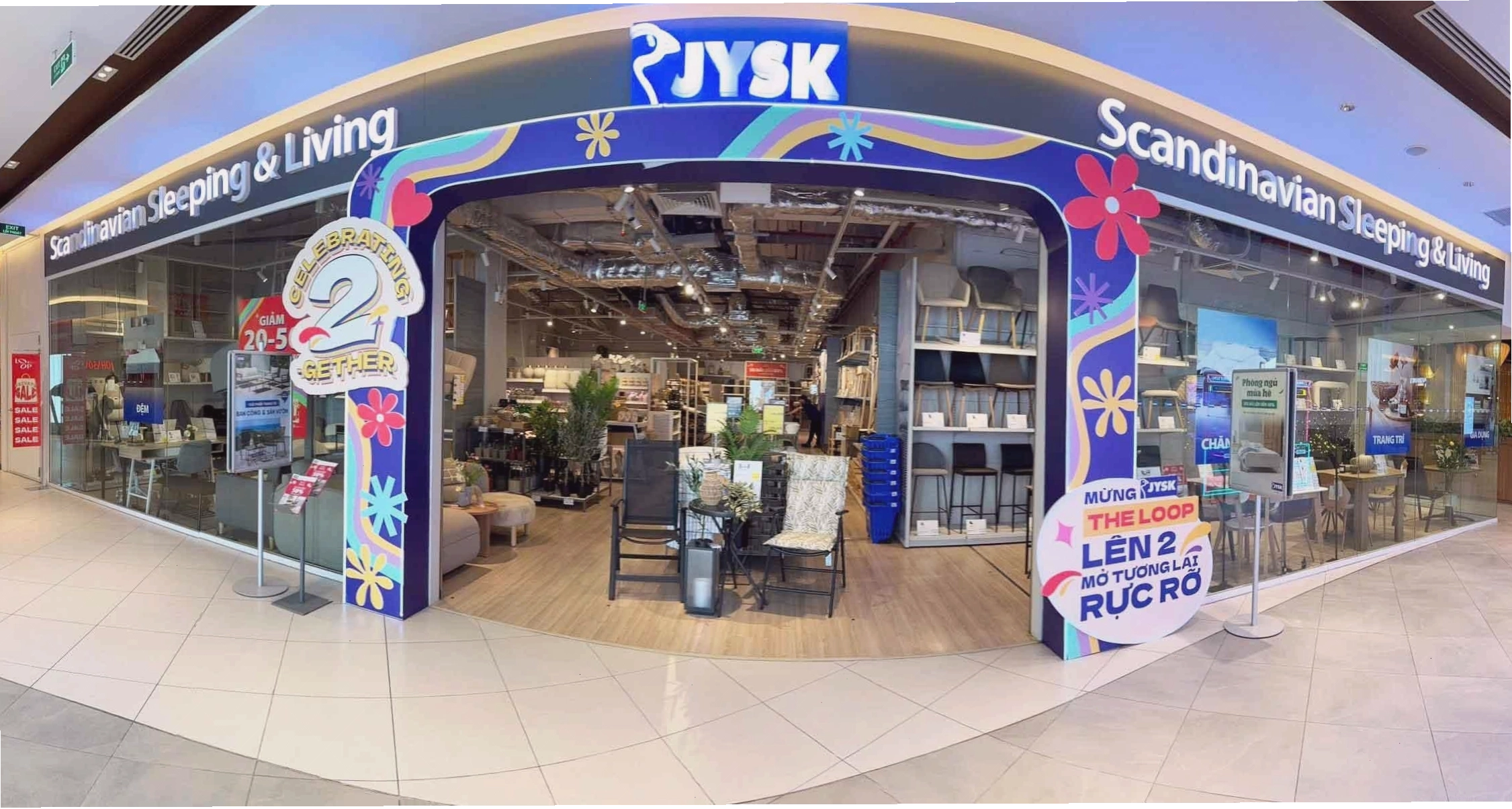 Chậu cây Lan Ý với hoa trắng tinh khôi