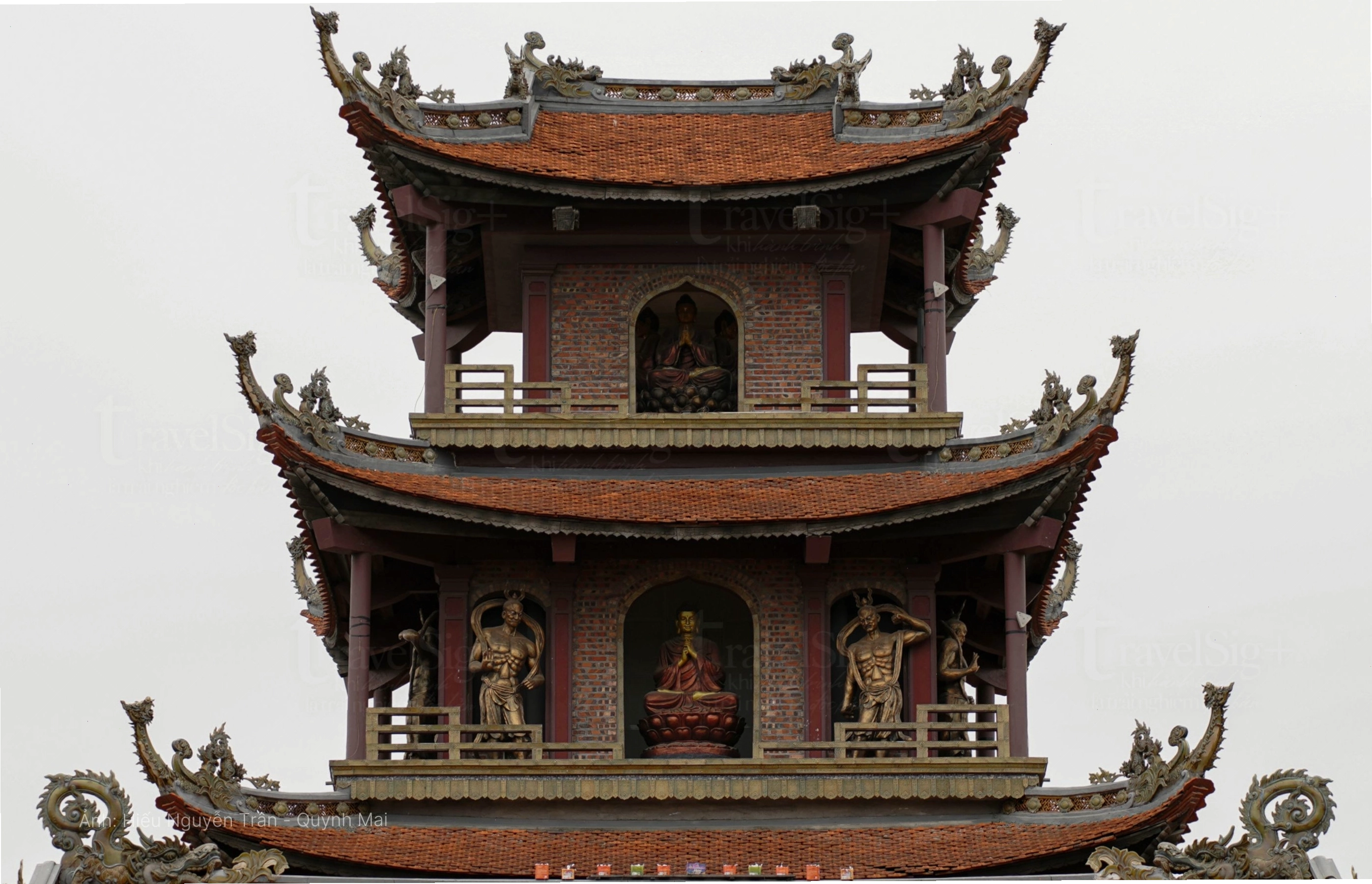 Chi tiết bình gốm trang trí tại Chùa Tiêu Dao