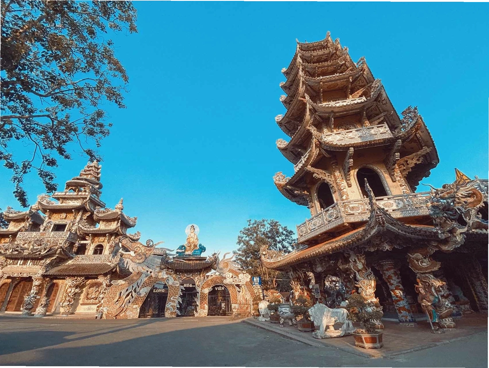 Chi tiết các mảng ghép sành sứ trên tường Chùa Linh Phước