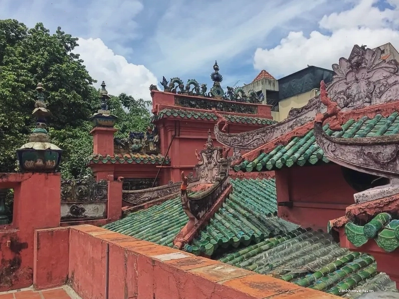 Chi tiết mái ngói âm dương với họa tiết trang trí trên Chùa Phước Hải Tự