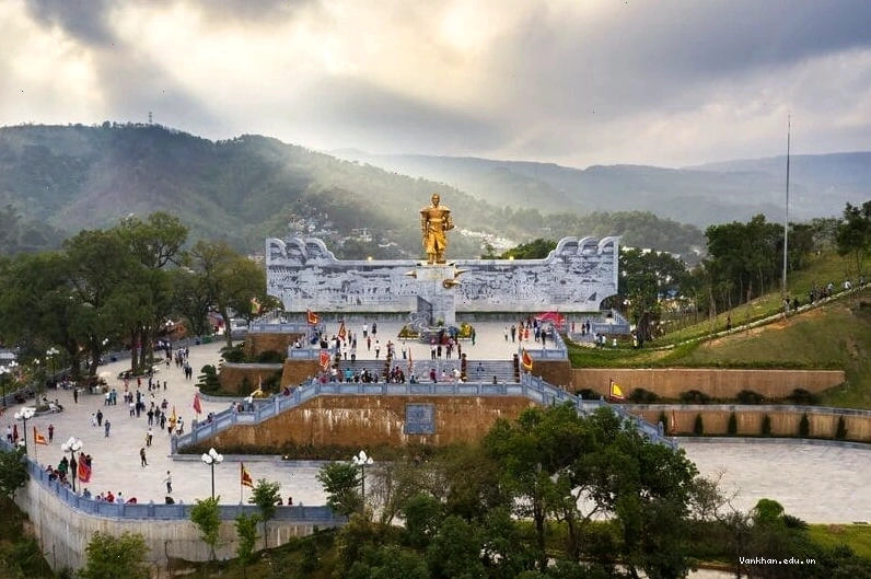 Chùa Đồng Yên Tử nhìn từ xa với khung cảnh mây bao phủ