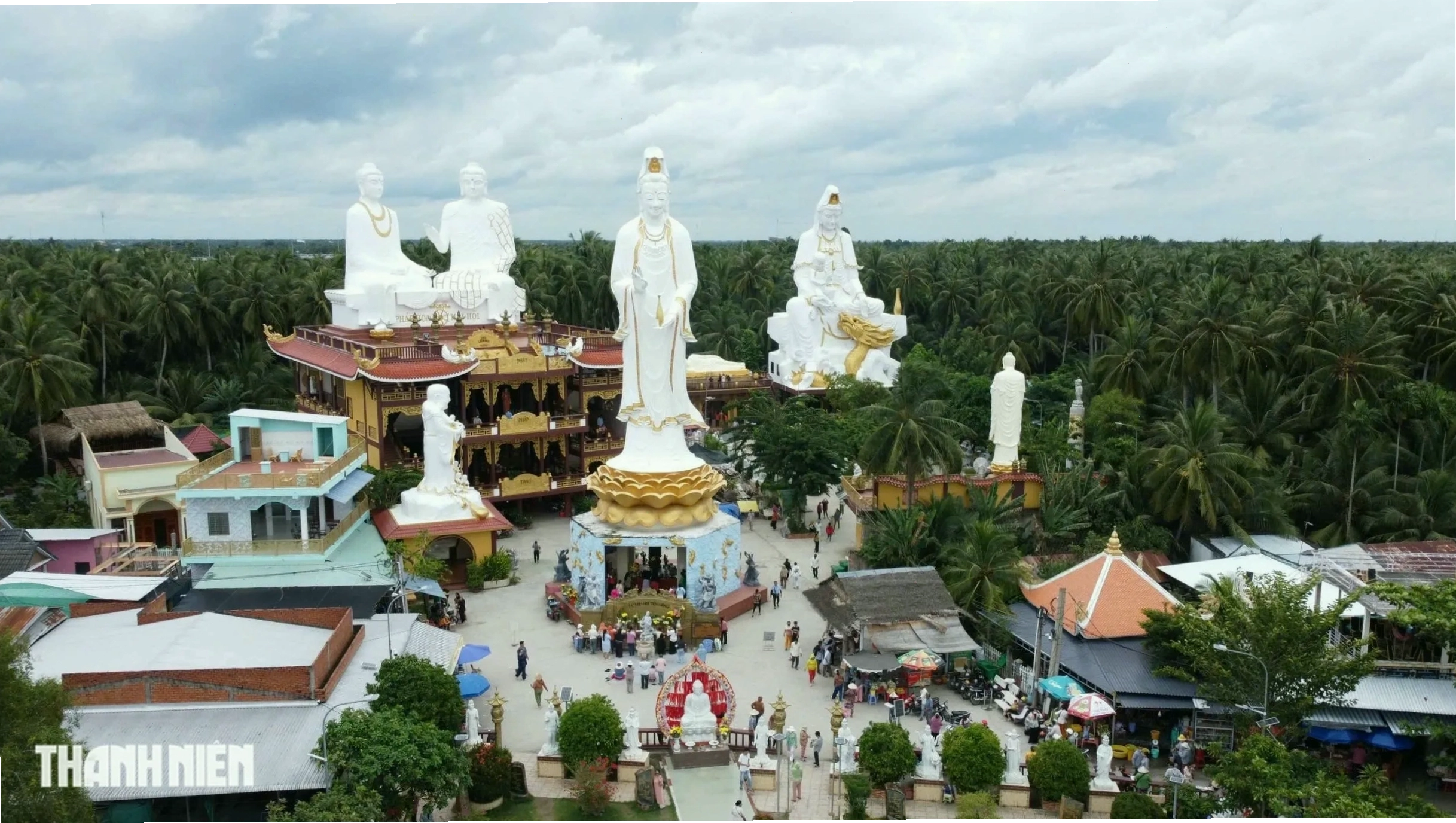 Chùa Mẹ Nam Hải với khung cảnh thanh bình ngay ngã ba sông
