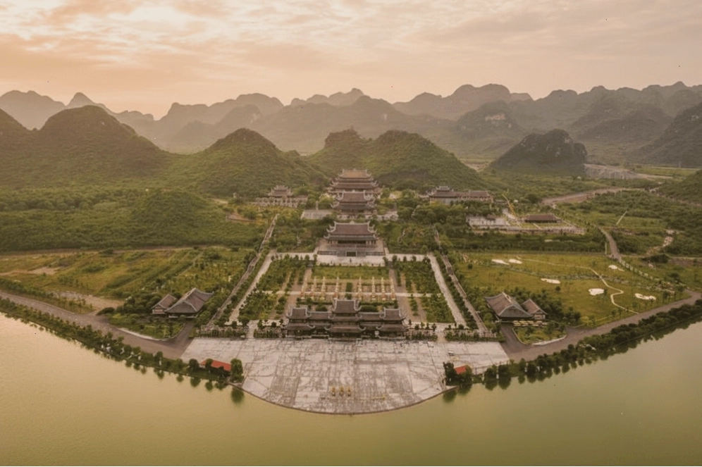 Chùa Tam Chúc rộng lớn, thuộc quần thể chùa lớn nhất thế giới