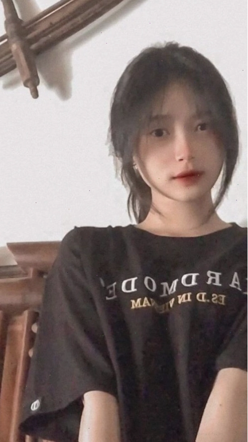 Cô gái anime với biểu cảm ngầu và trang phục chiến binh