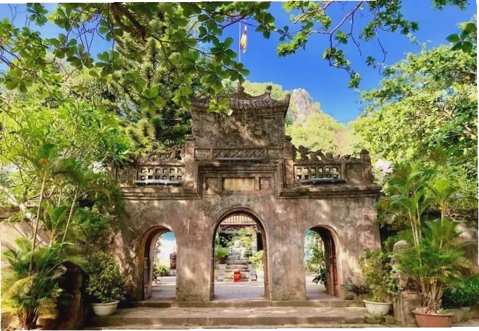 Con đường dẫn lên Chùa Tam Thai