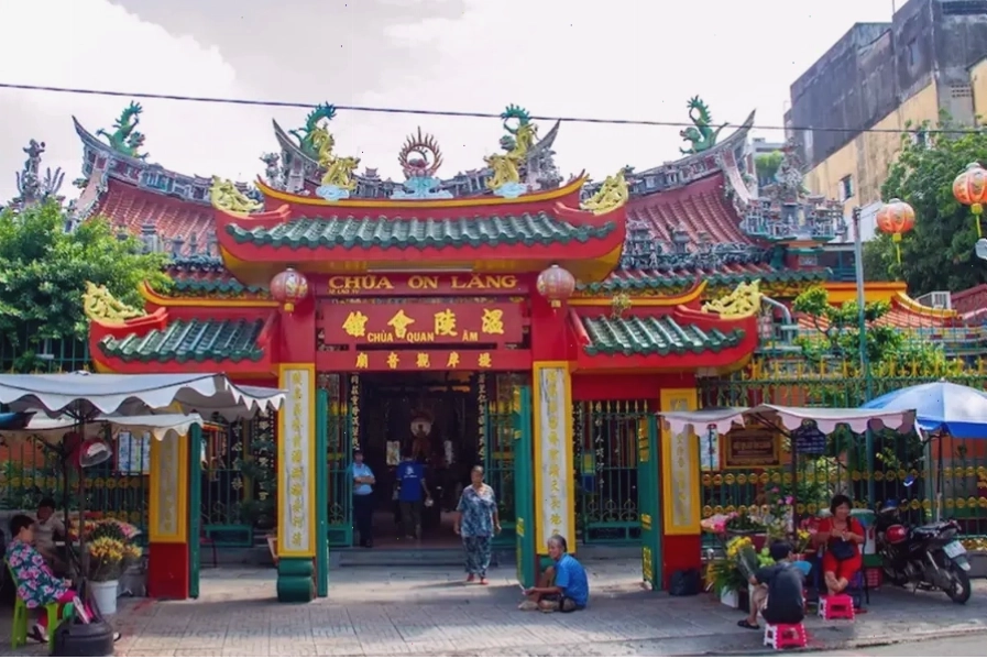 Con đường dẫn vào Chùa Quan Âm, với các hoạt động sinh hoạt cộng đồng