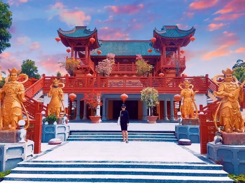 Cổng chính Chùa Lầu Tịnh Biên An Giang với các chi tiết trang trí công phu