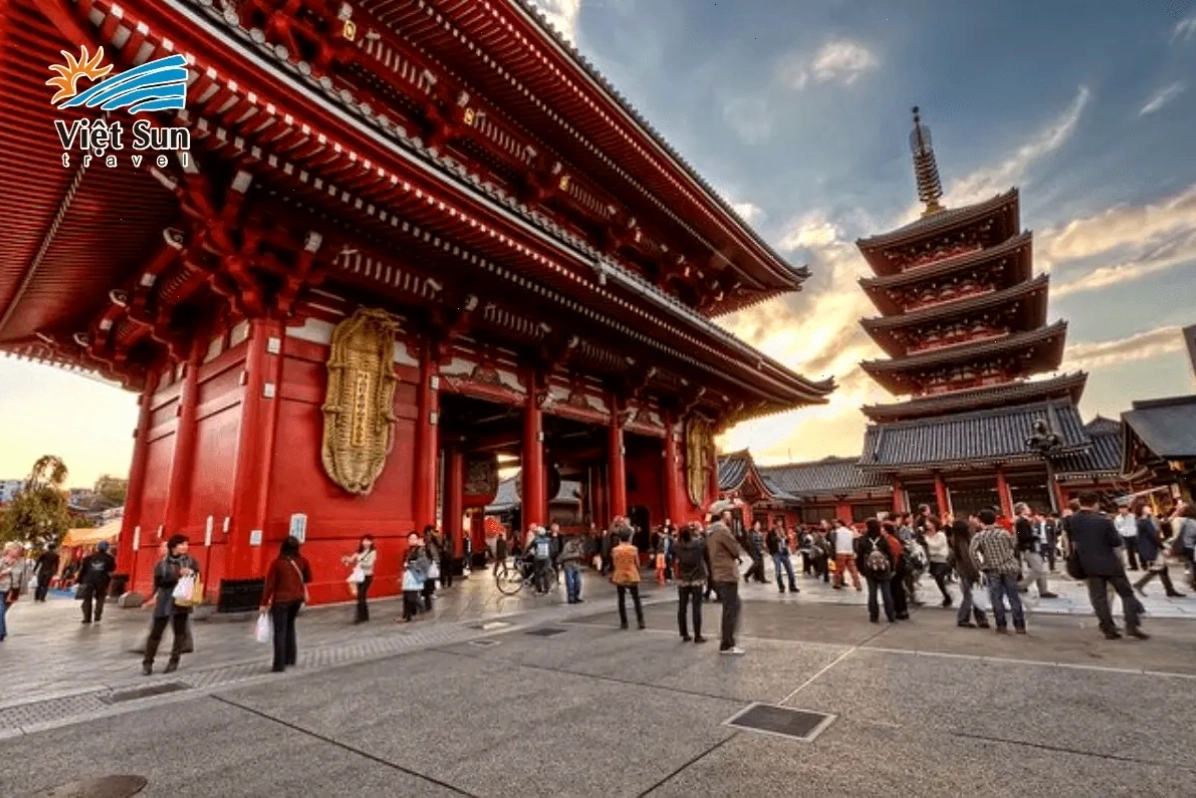 Cổng Kaminarimon sừng sững với đèn lồng đỏ khổng lồ, biểu tượng của Chùa Asakusa