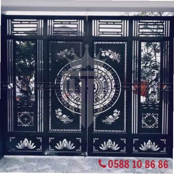 Cổng sắt 4 cánh có ô thoáng phía trên tạo sự thông thoáng và thẩm mỹ